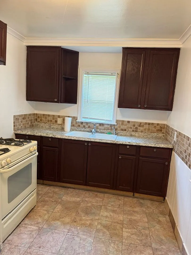 2 Bed Ranch, newly rehabbed. — Photo 4