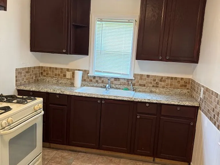 5150 E Outer Dr — Photo 4