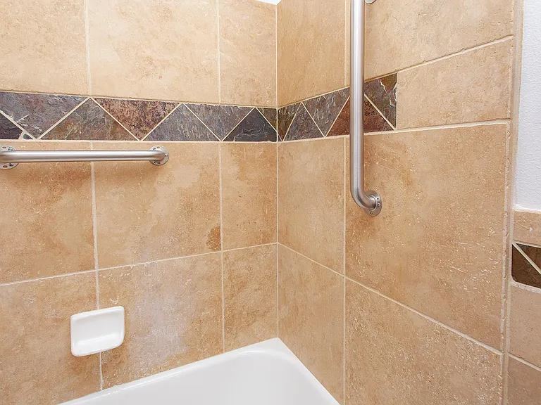 425 Stewart St — Photo 16