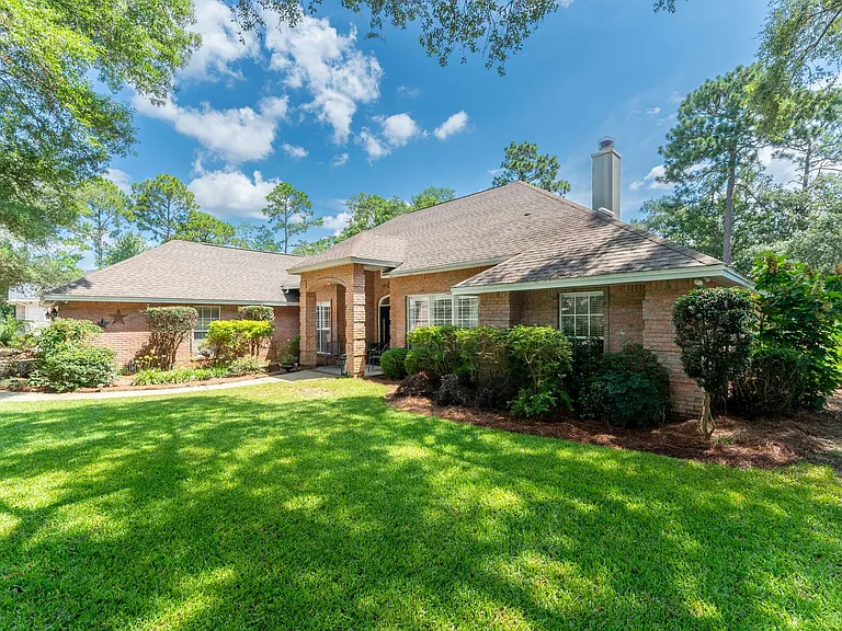 1626 Oakmont Cir — Photo 4