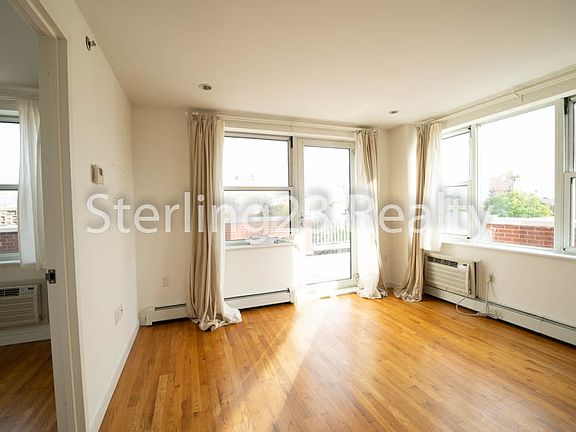 4th image of 2550 Crescent St APT 5A