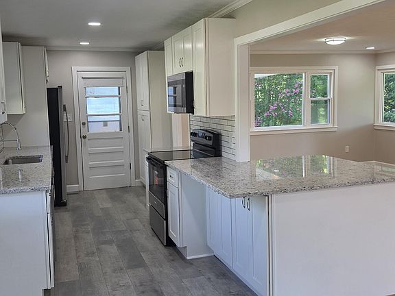 3rd image of 102 Underwood Rd #Oak