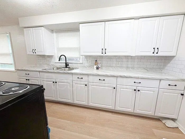 3 bed, 1.0 bath, 1156 sqft, $1,295 — Photo 4