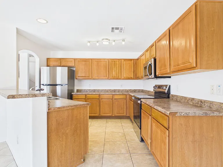 1661 W Harding Ave — Photo 8