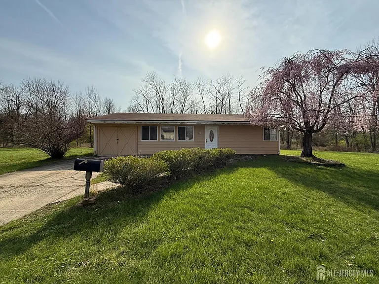 8 Poe Ct — Photo 1