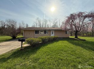 8 Poe Ct, Kendall Park, NJ 08824