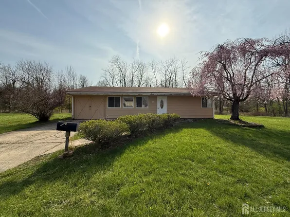 8 Poe Ct, Kendall Park, NJ 08824