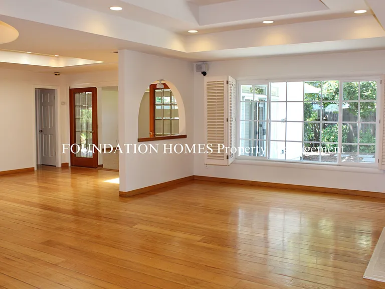 33 College Ct — Photo 8