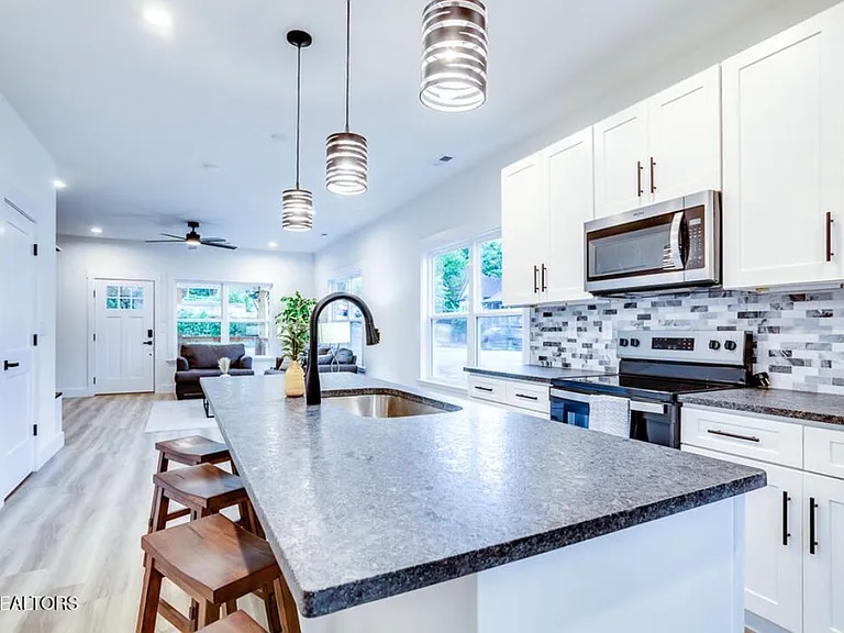 307 Woodland Ave E — Photo 14