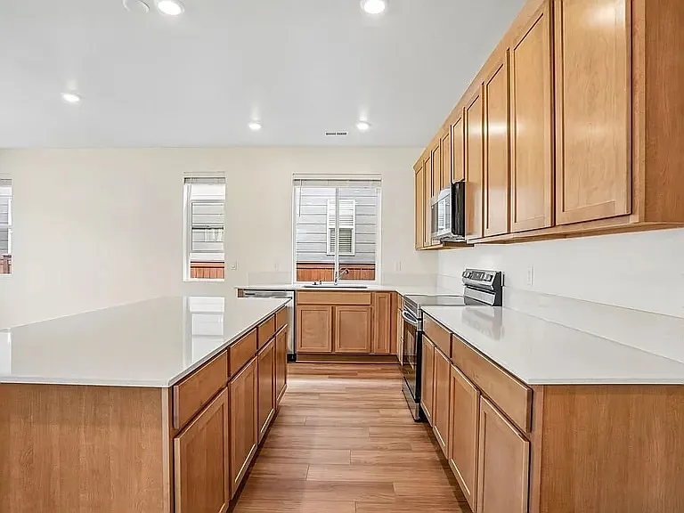 3 bed, 2.5 bath, 2065 sqft, $2,980 — Photo 4