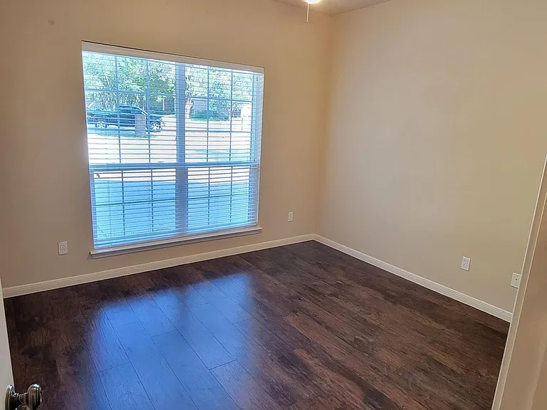 4 Hollywood Ct — Photo 16
