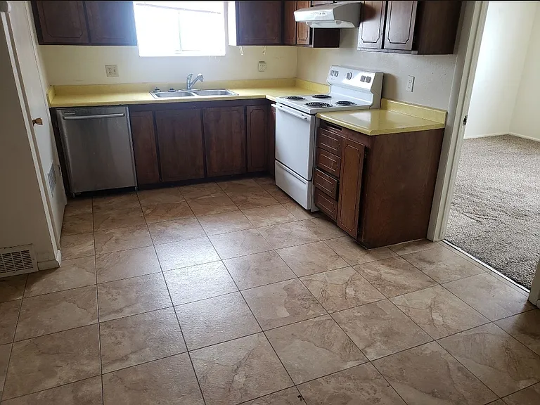 475-477 Delta Cir — Photo 2