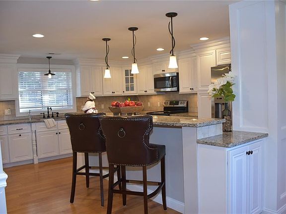 4th image of 71 Essex Manor Ln