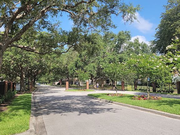 4th image of 935 Vanderbilt Dr