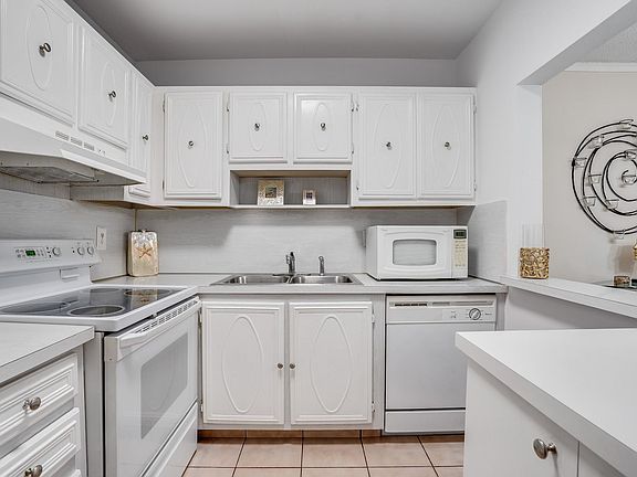 5th image of 253 S Cypress Road #202