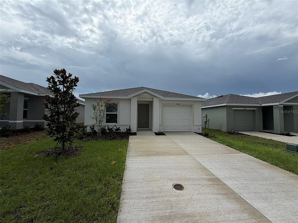 5 bed, 2.0 bath, 1739 sqft, $2,300 — Photo 3