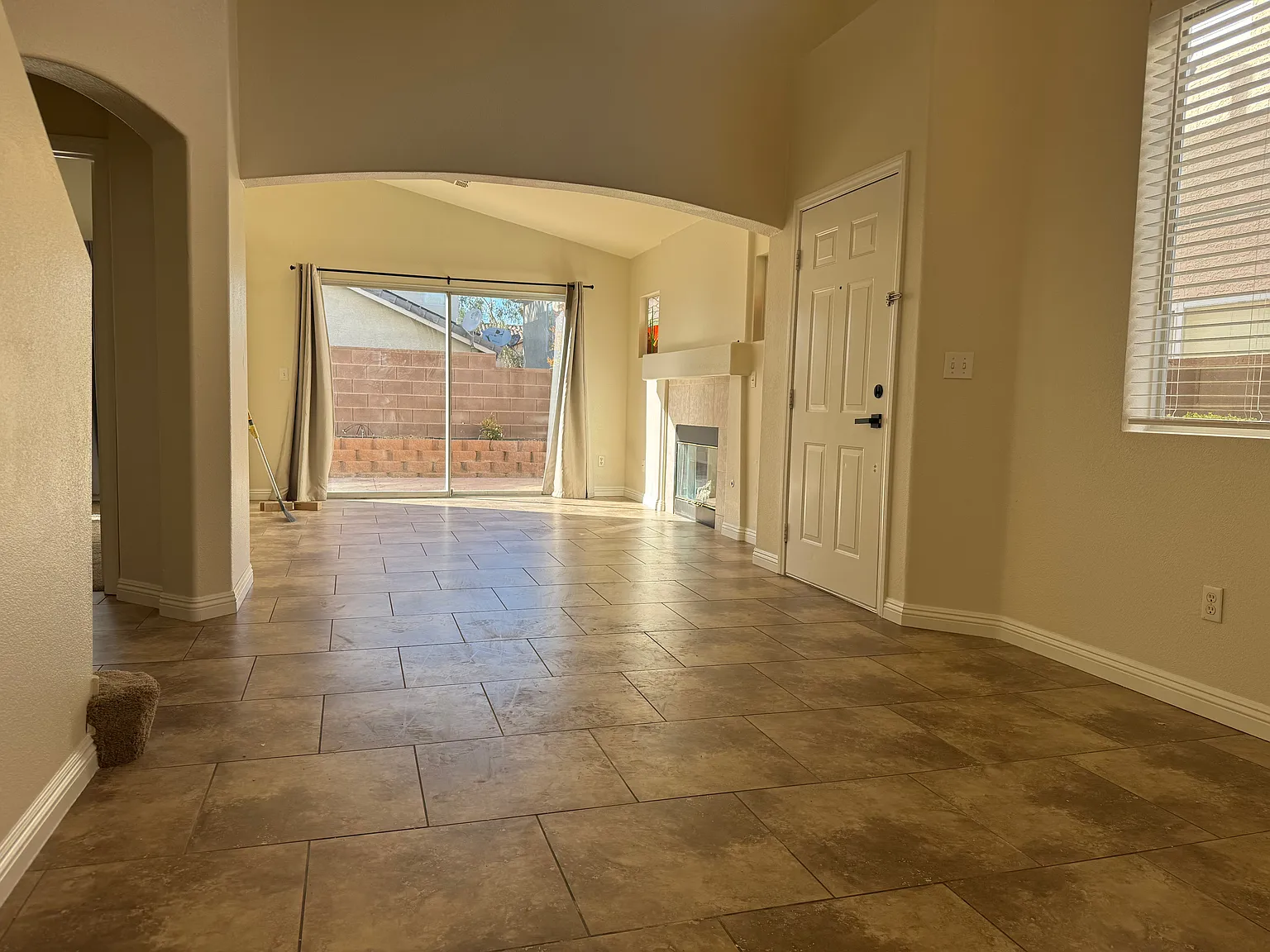 3 bed, 2.5 bath, 1433 sqft, $2,150 — Photo 4