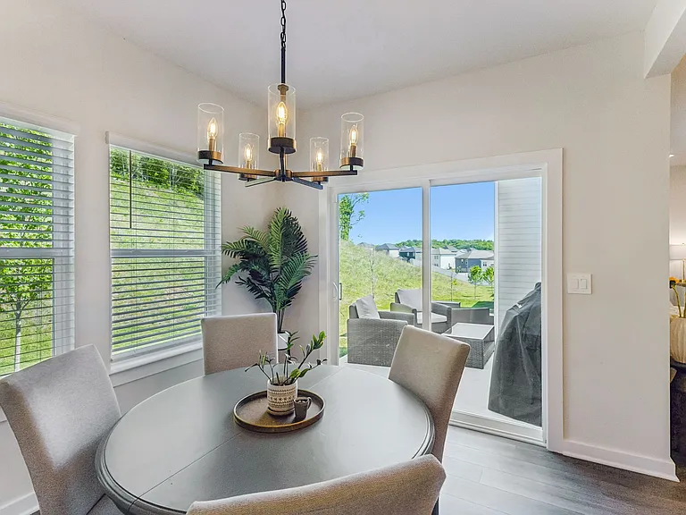 1735 Flora Grv — Photo 8