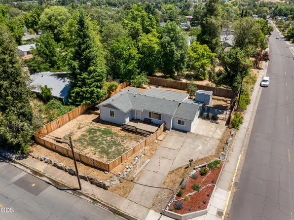 703 NE 10th St, Grants Pass, OR 97526