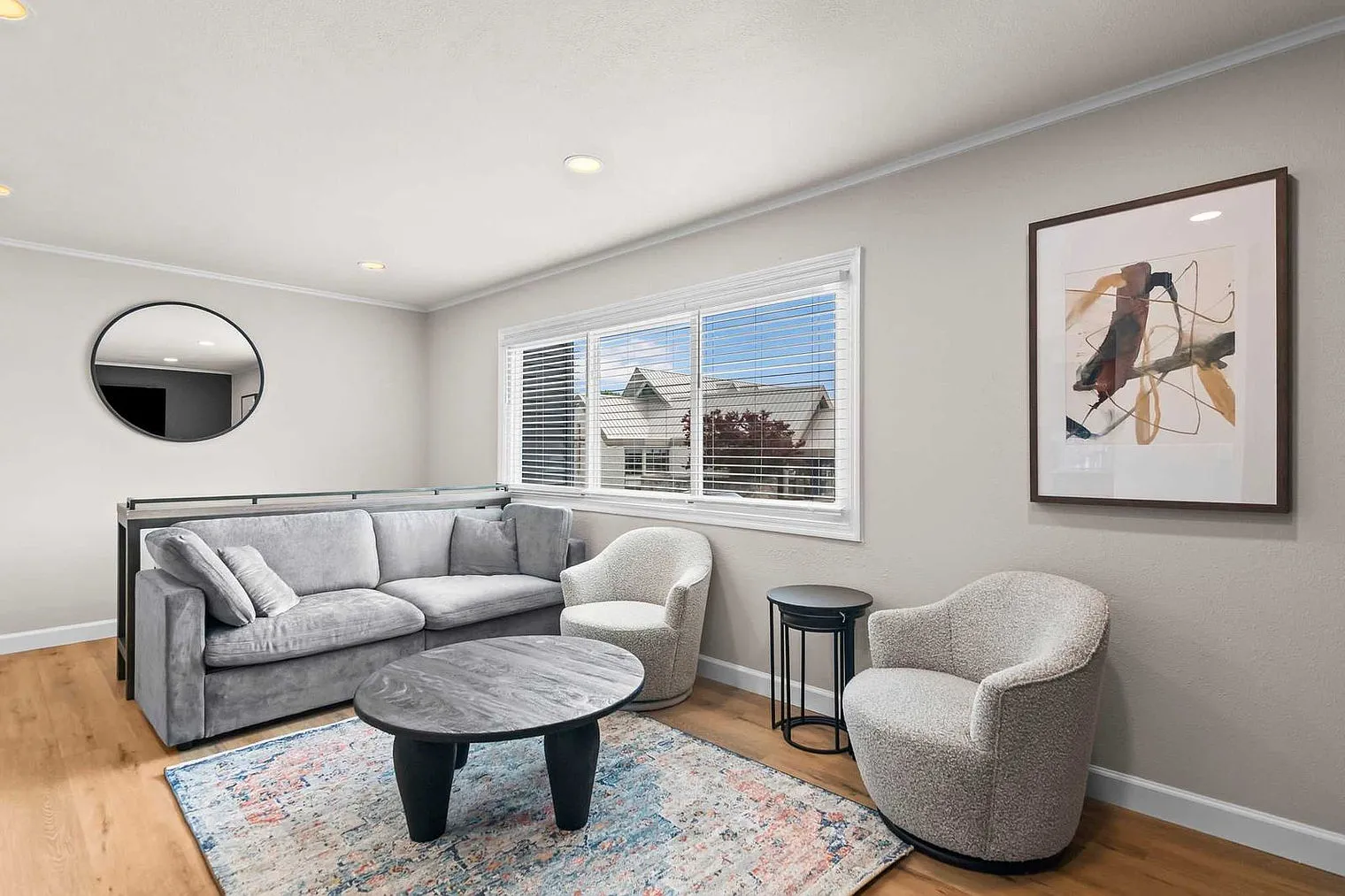 2 bed, 1.0 bath, 990 sqft, $4,379 — Photo 2