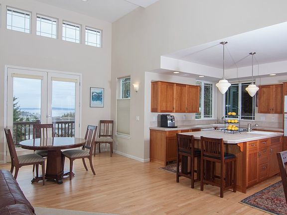 3rd image of 202 Deer Hollow Cir