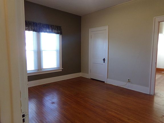 3rd image of 225 E Park St