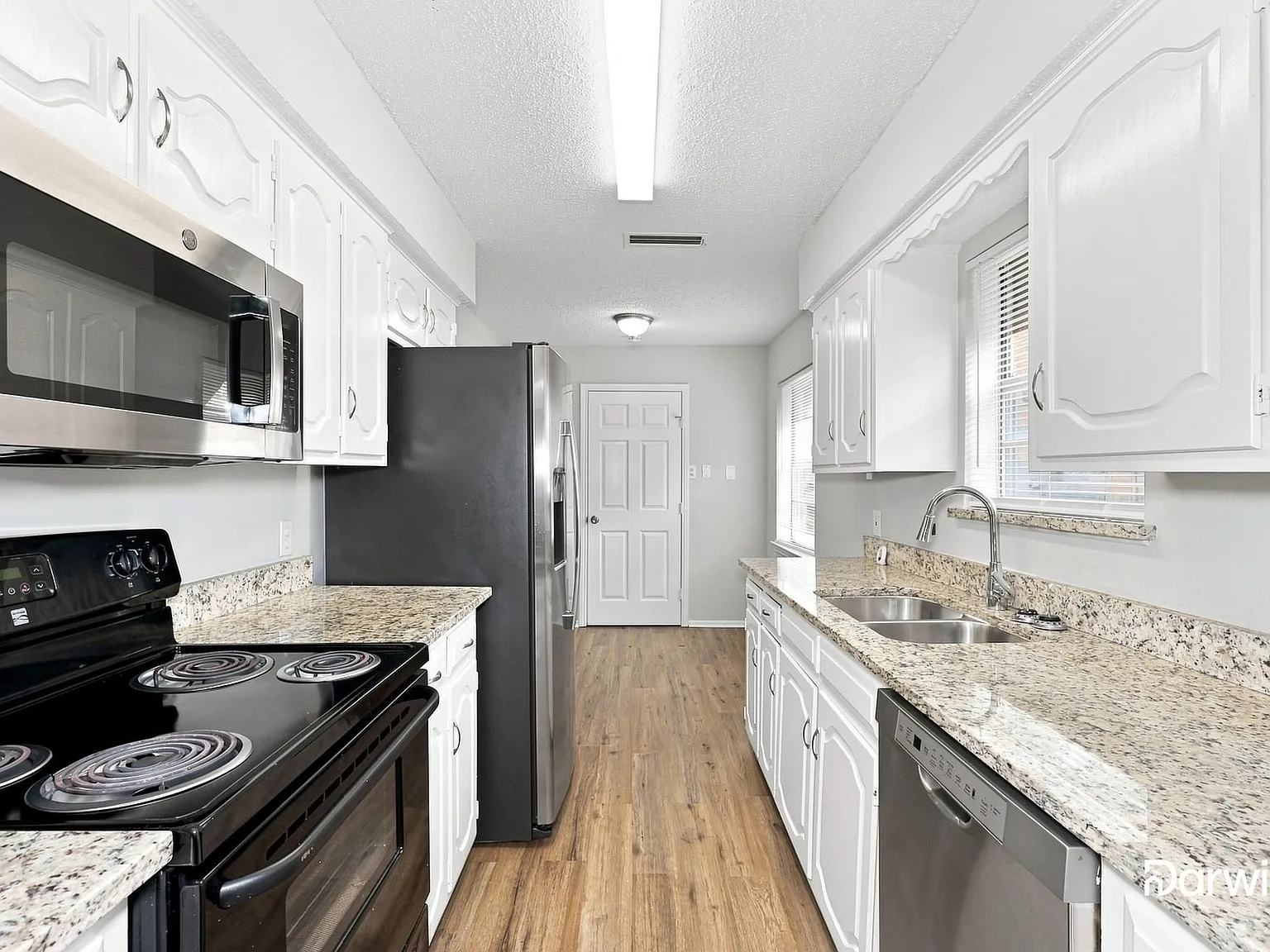 3 bed, 2.0 bath, 1968 sqft, $2,055 — Photo 3