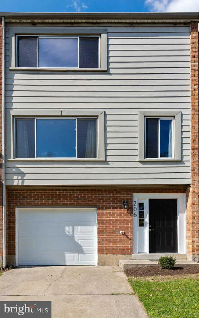 206 Newcomb St SE photo 1