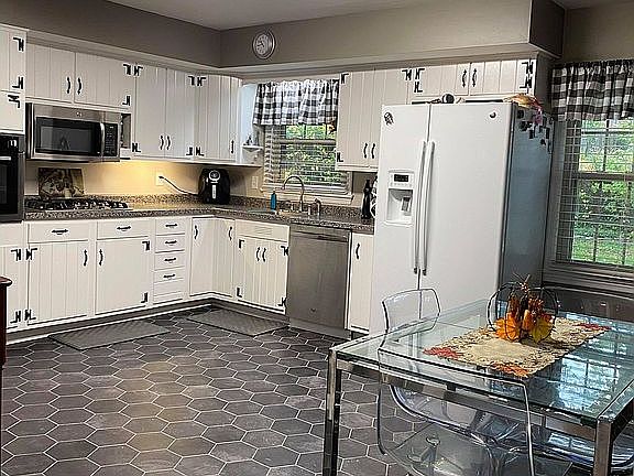 5th image of 1057 Newcastle Dr