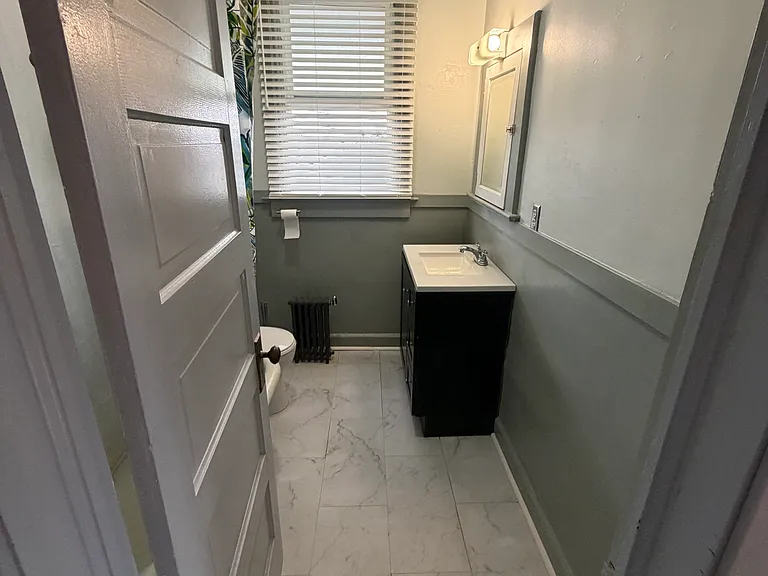215 E 18th St #12 — Photo 7