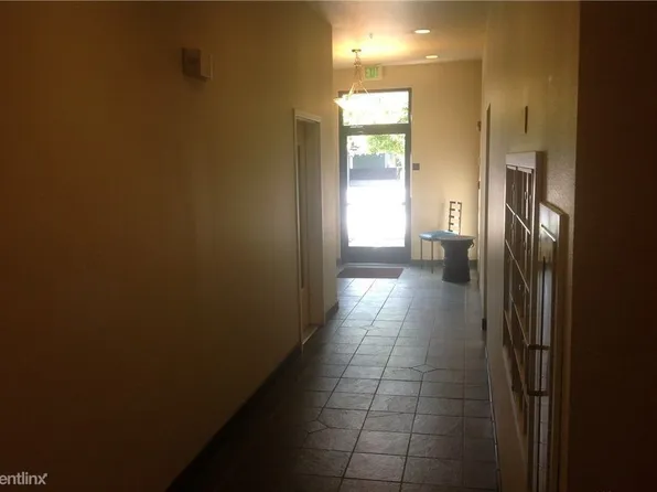 3121 W Government Way Unit 1, Seattle, WA 98199