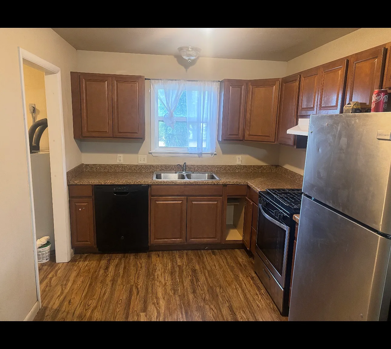 3 bed, 1200 sqft, $1,000 — Photo 1
