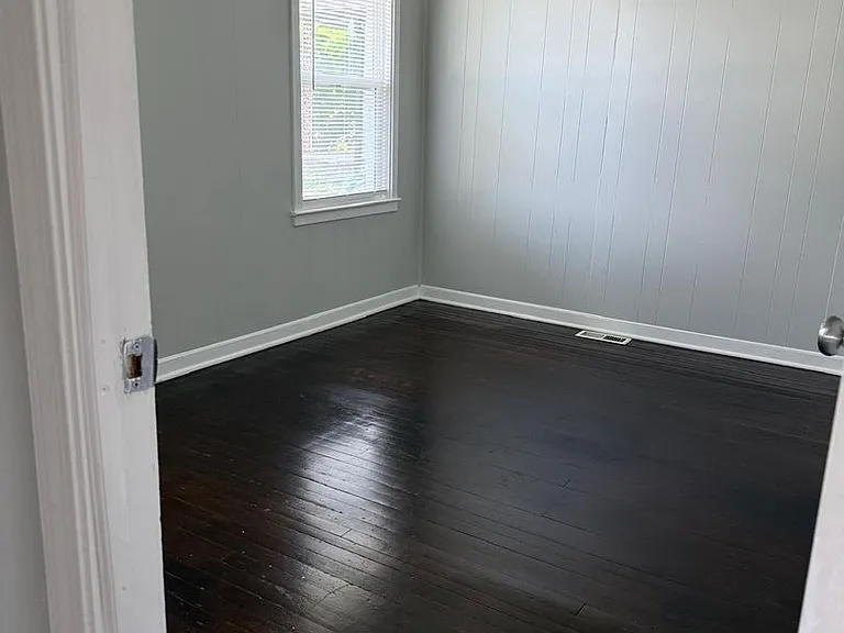 802 S Logan Ave — Photo 4