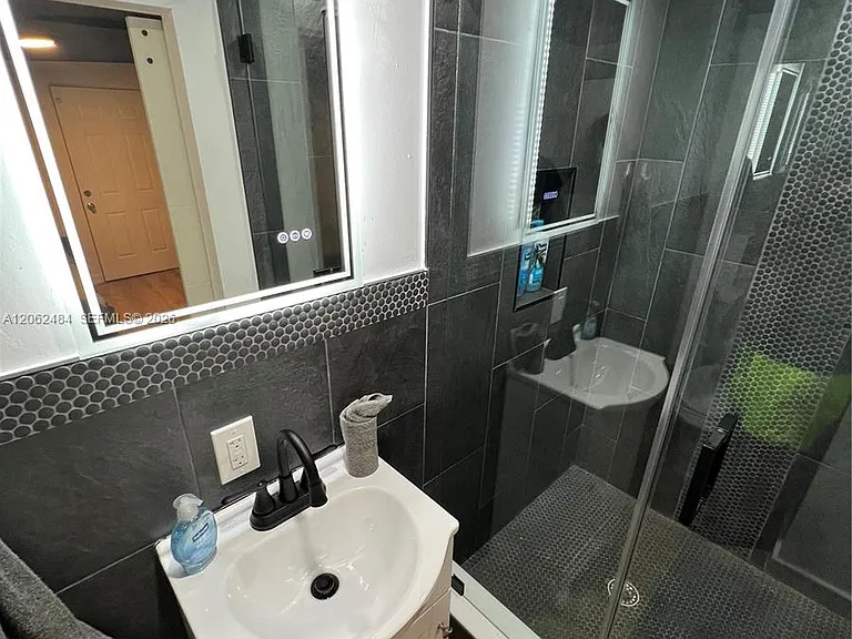 1337 NE 3rd Ave #4 — Photo 7