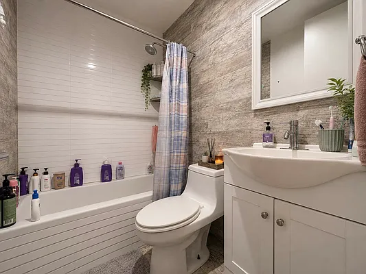 Bathroom, photo 1