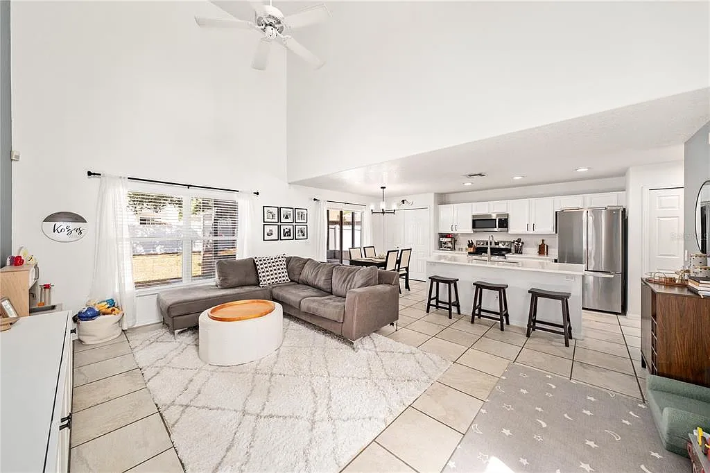 3 bed, 2.5 bath, 1369 sqft, $2,650 — Photo 3