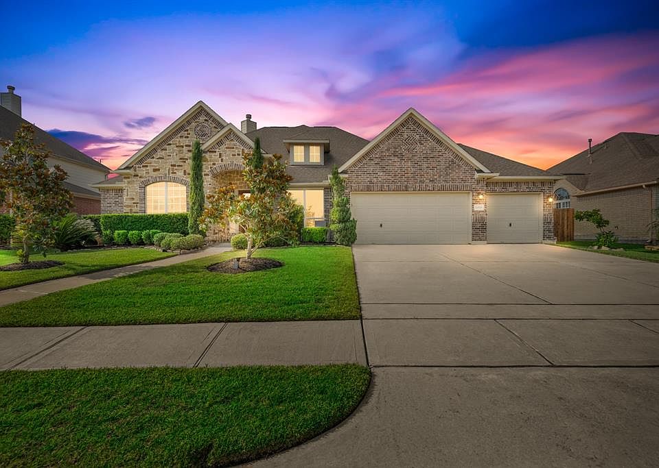 Welcome Home to 12826 N. Cypress Lane. This 1.5 story home in the sought after neighborhood of Villages of Northpointe has everything you have been searching for including a hard to find 3 car garage.