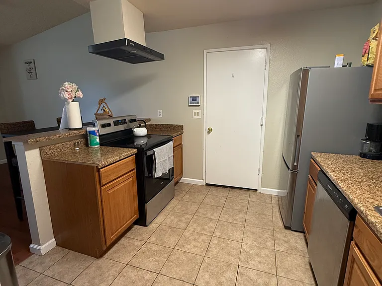 818 Portugal Way — Photo 12