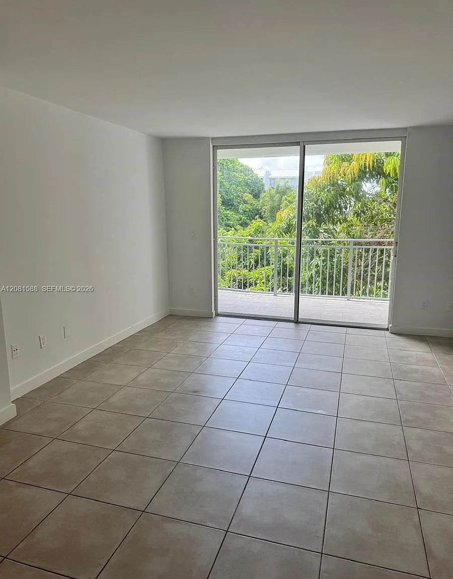 Nirvana Condo No One Cond — Photo 2