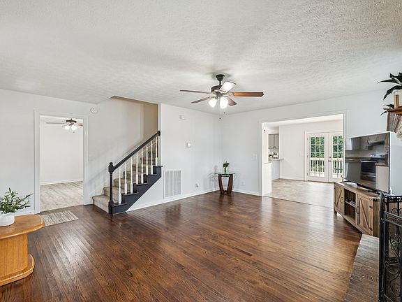 4th image of 213 Lone Oak Dr