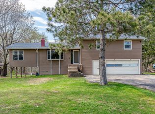 1988 Geneva Hills Rd, Muscatine, IA 52761
