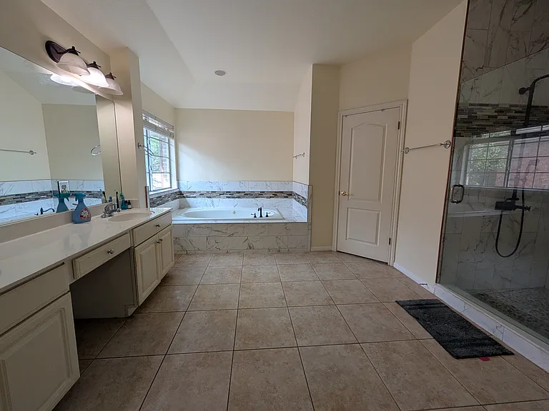 9910 Jasmine Creek Dr — Photo 32