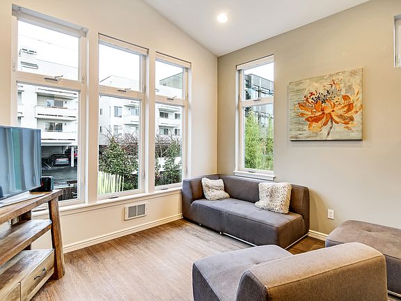 Vaulted ceiling, privacy blinds family room