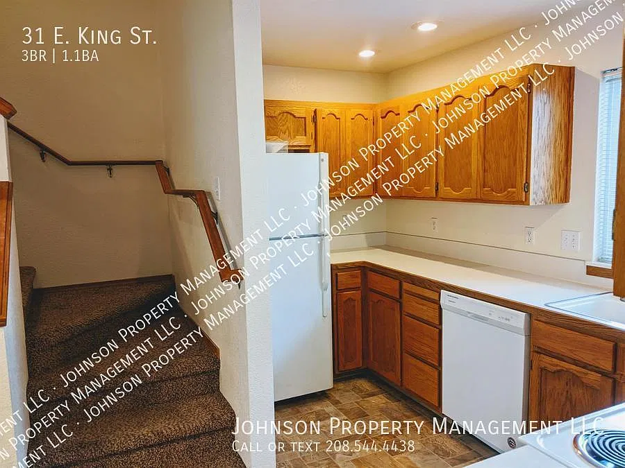 Centrally Located 3-Bedroom Townhome with Patio and Covered Parking in Downtown Meridian — Photo 2