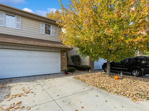6634 W Wood River Dr, Niles, IL 60714