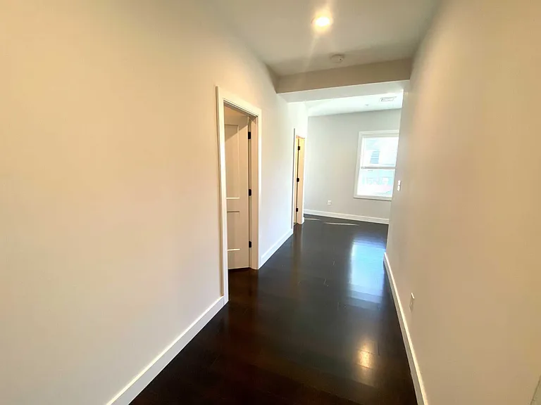 Cedar St — Photo 12