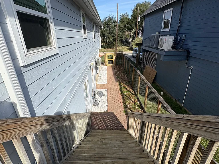 823 Hawthorne Rd — Photo 2