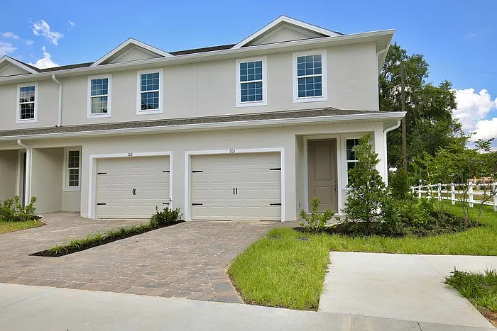 3 bed, 2.5 bath, 1439 sqft, $1,645 — Photo 3