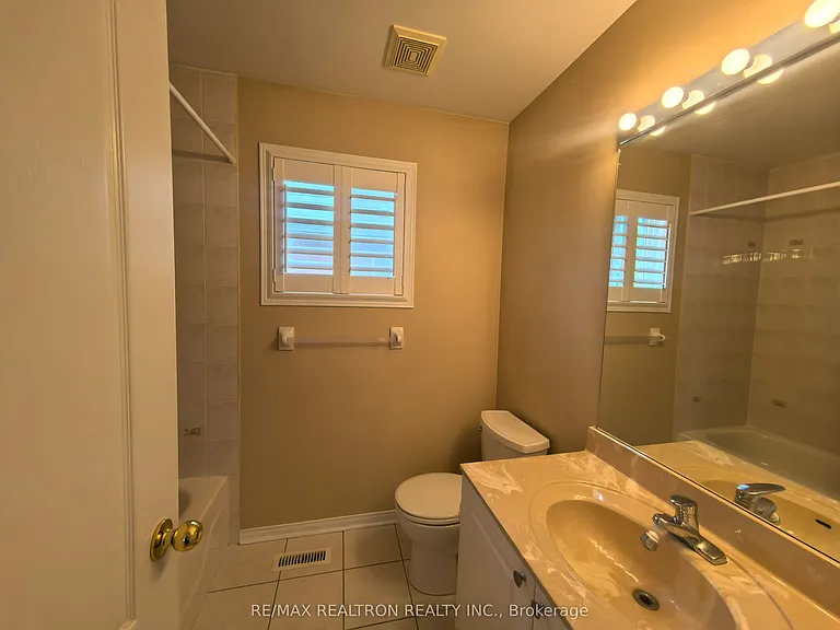 18 Nantucket Dr #MAIN 2ND FLOOR — Photo 29