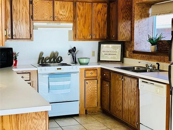 Large, sun drenching window over the kitchen sink.  With a fantastic 18 inch sill for plants, herbs or just decorations.